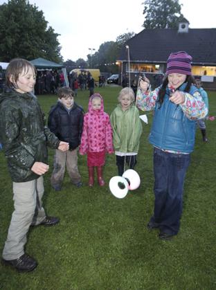 03-06-12
Jubilee celebrations with fireworks at Dedham.
Alexandra Crannis, 10, demonstrates her juggling technique to (from left)
Elliot Borroff, 10, Edward Main, 6, Florrence Orrin, 4, and her brother George, 6.