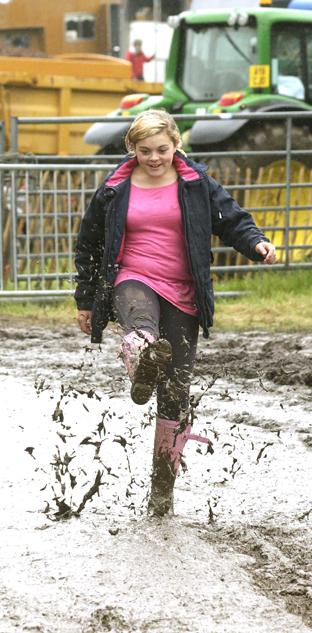 steve brading
14-07-12
The Tendring Show in Manningtree.
Lizzy Musk, 13, enjoying the mud