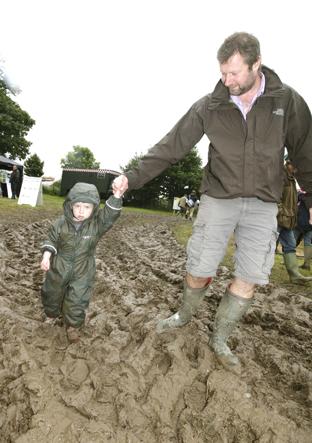 steve brading
14-07-12
The Tendring Show in Manningtree.
Freddie Hart, 2, helped through the mud by dad John