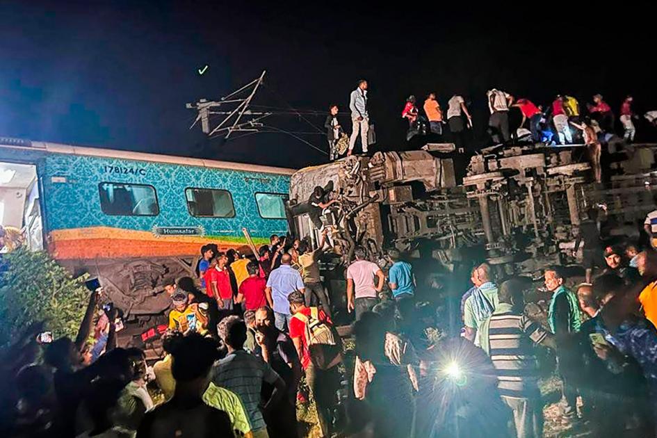 More than 280 killed and 900 hurt after two trains derail in India
