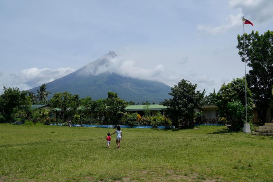 Thousands of villagers flee from erupting volcano in Philippines